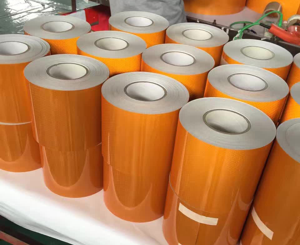 穿上反光背心 学生出行放心