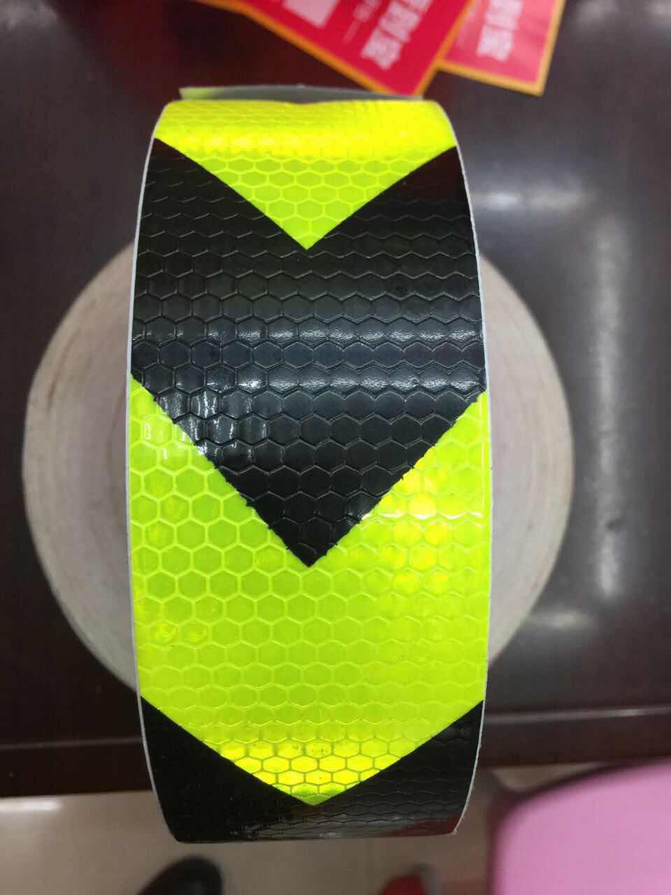 小背心守护“大安全”，某镇为60岁以上道路沿线老人发放反光背心